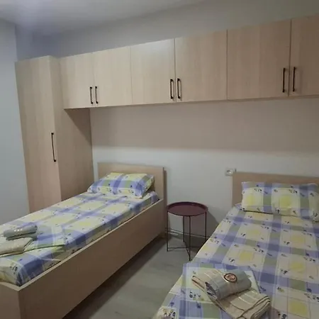 Pine 2 1 Golem (Tirana)